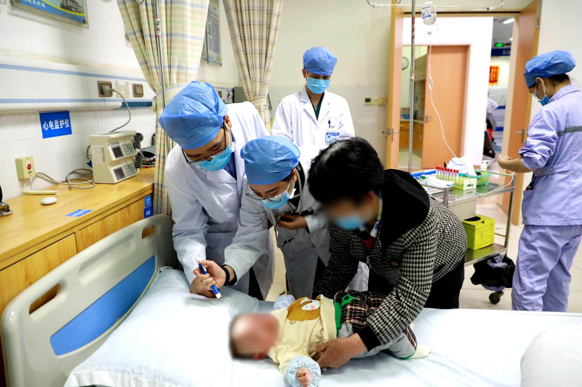 2020年廣西來賓市興賓區人民醫院定向醫學生在代教老師指導下學習。